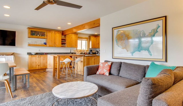 Modern Townhouse w/WiFi, Ski & Mountain Views, Pool - Walk to Slopes