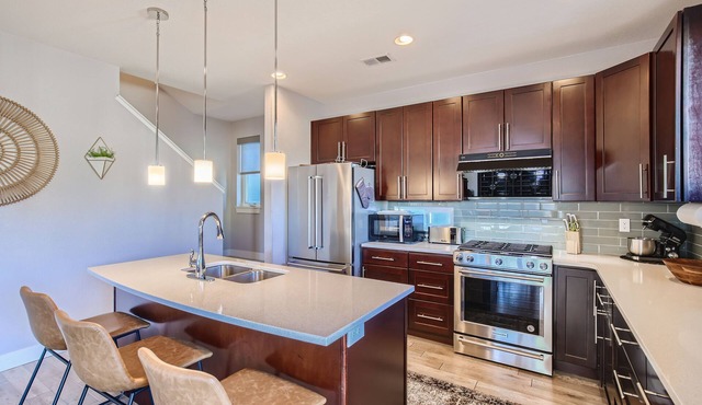 Modern Townhouse - Walkable to Mile High Stadium - Rooftop Views with Firepit