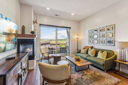 Modern Townhouse with HotTub & Garage