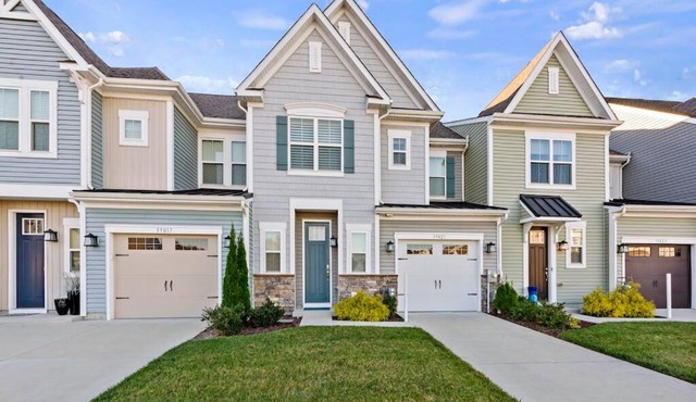 Modern Townhouse with Pool Gym & Tennis Near Beach