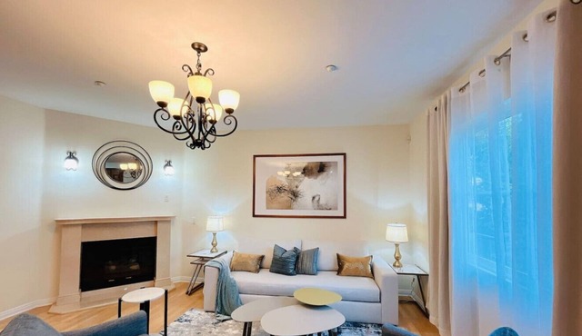 Modern Townhouse with spacious kitchen and living area. Parking included!