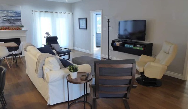 Modern Tranquil Cottage; 2 minutes walk to semi-private quiet beach