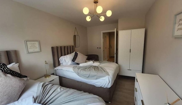 Modern Tranquility: Chic 2BR Flat, Mins from Park