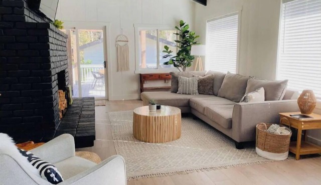 Modern & Tranquil ~ Mins to Coast ~ ♛Hot Tub ~ BBQ