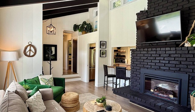 Modern & Tranquil ~ Minutes to Mendocino Village ~ EV Charger ~ Hot Tub