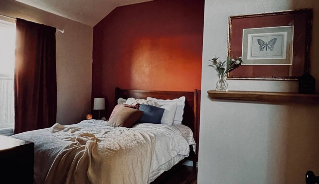 Modern Tranquility: Spacious 3BR Home, Near Transit & Shopping.