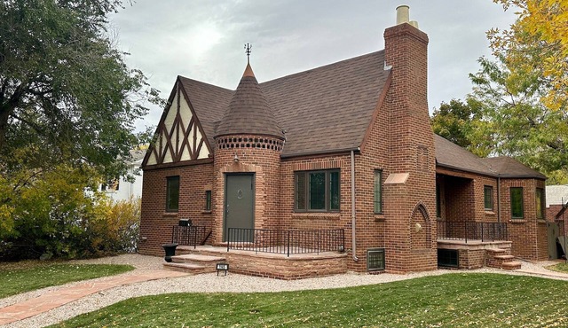 Modern Tree-Street Retreat/Walkable Location