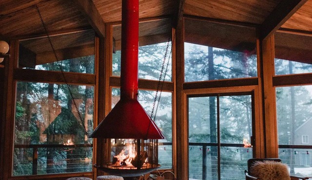 Modern Treehouse Cabin + Hot Tubnn