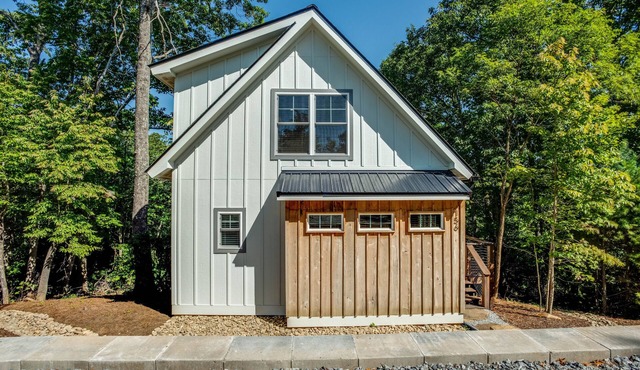 Modern Treetop Cottage with Covered Deck – Near Historic Hendersonville