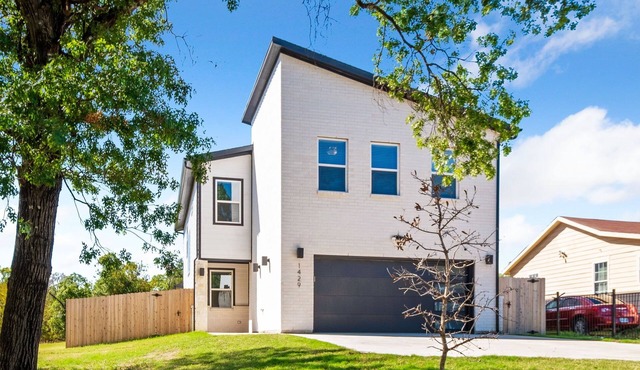 Modern Tropical 5 BR/8 BEDS Home in Heart of Dallas
