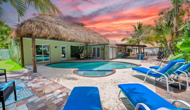 Modern Tropical 5 bd, 4 bath, heated pool, Mini Golf, tiki hut, outdoor bar