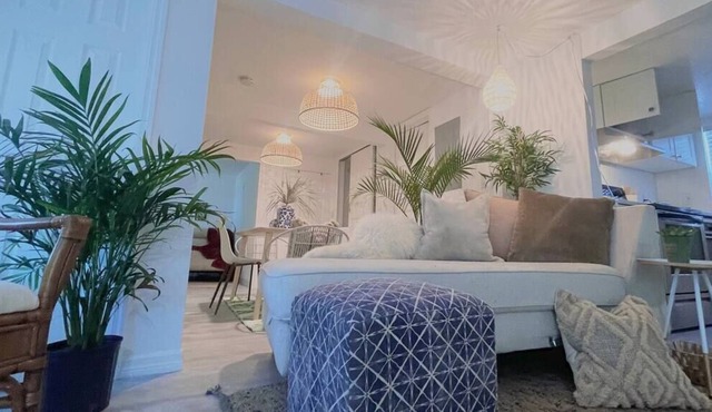 Modern Tropical (Downtown Orlando) Central to all the fun