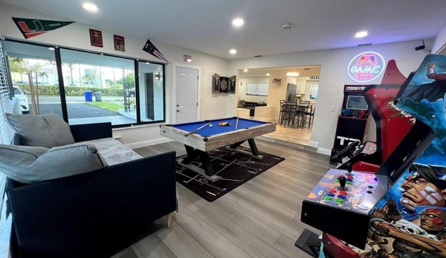 Modern Tropical Oasis with Arcade, HotTub & MiniGolf