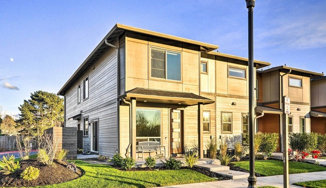 Modern Troutdale Townhome: 15 Miles to Portland!