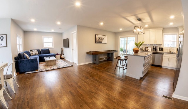 Modern & Turnkey 4BR - Resort Backyard & Perfect Location! Monthly Rental