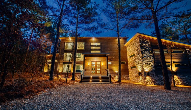 Modern Twist: Sleeps 24 + Game Room + Bunk Room