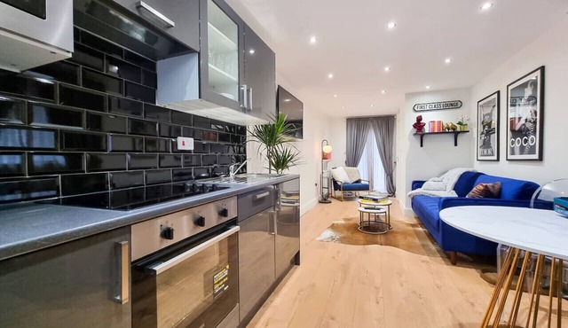 Modern two-bedroom flat with garden, fast WiFi and easy London links