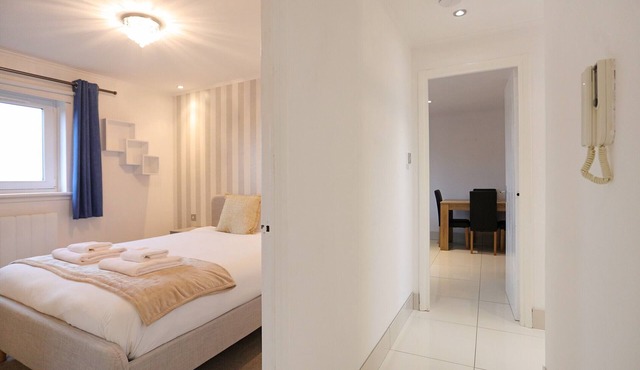 Modern two-bedroom apartment with excellent transport links to the city centre and beyond. Sleeps 4.