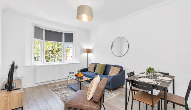 Modern Two-Bedroom Apartment with Free Parking!