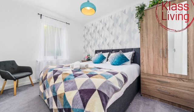 Modern two bedroom apartment close to all local amenities