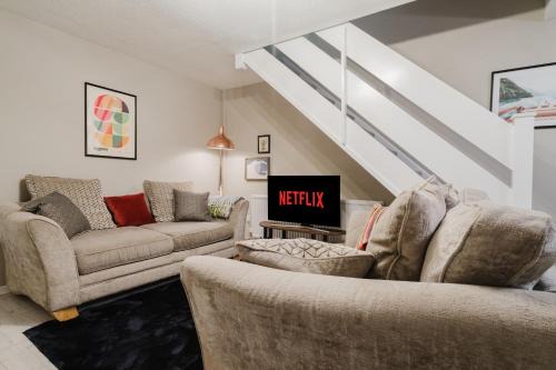 Modern Two-Bedroom House with Free Parking and Garden in Cwmbran