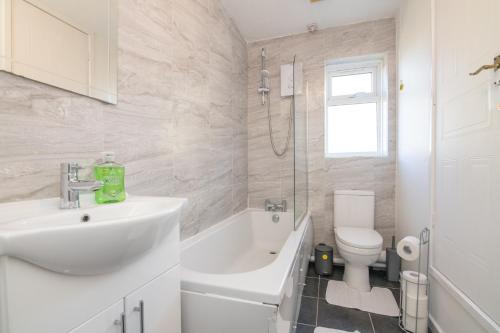 Modern Two Bedroom House with Parking