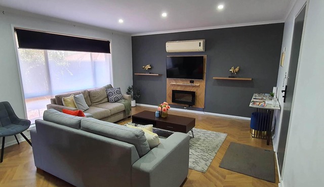 Modern Two Bedroom unit with outdoor spa and BBQ!