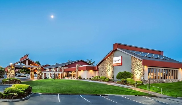 Modern Unit at Red Lion Hotel Kennewick Columbia Center, w/Pool, FREE Parking!