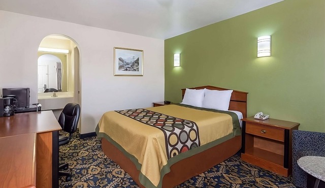 Modern Unit in Knights Inn Franklin Ave Waco, Parking,