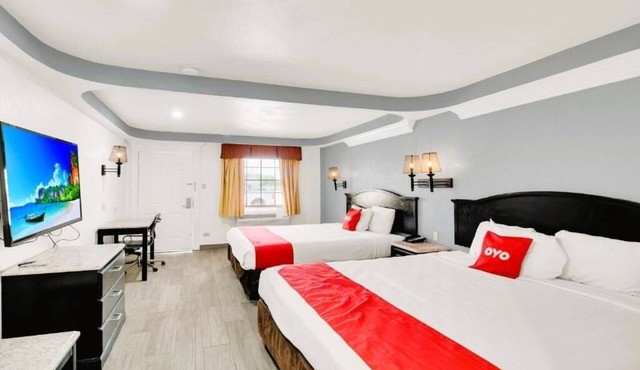 Modern Unit Near SUBWAY – Pet Friendly, Outdoor Pool & Free On‑site Parking