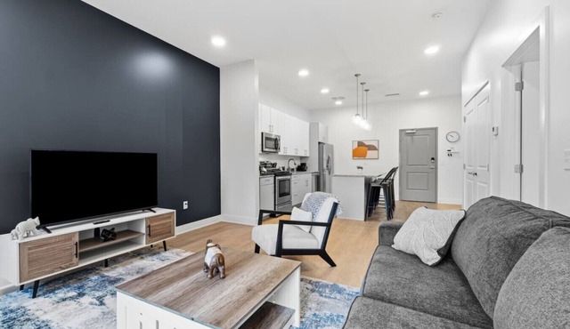 Modern Univ Circle Suite | UH/CWRU | Gated Parking