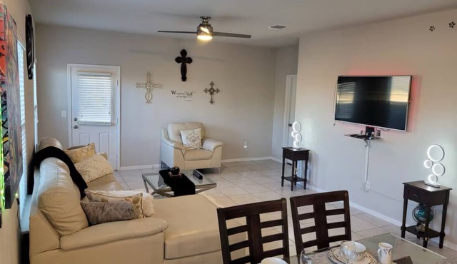Modern Upbeat Home Minutes from Downtown and North Central Austin