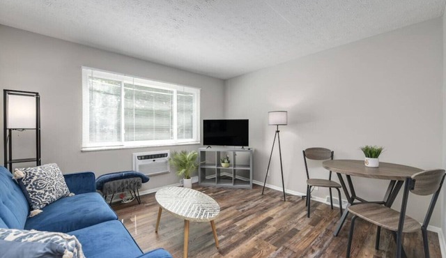 Modern & Updated First Floor 1BR near HWY/Airport