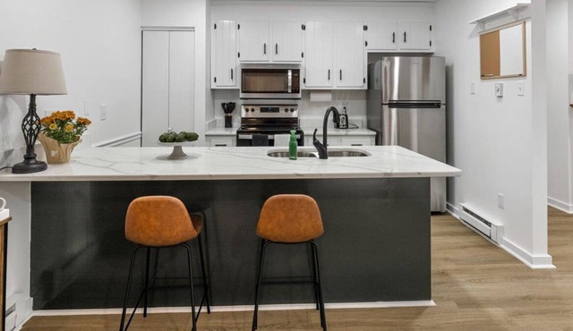 Modern Updated Oasis in Chesterfield On Golf Course