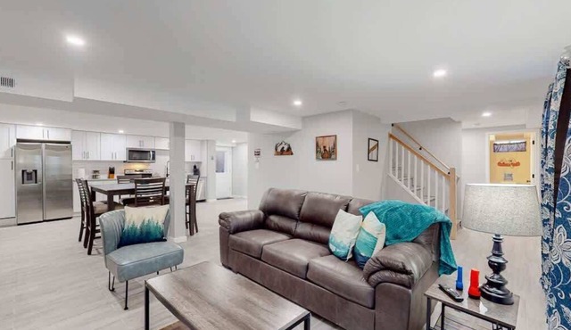 Modern & Updated Unit in Prime Location