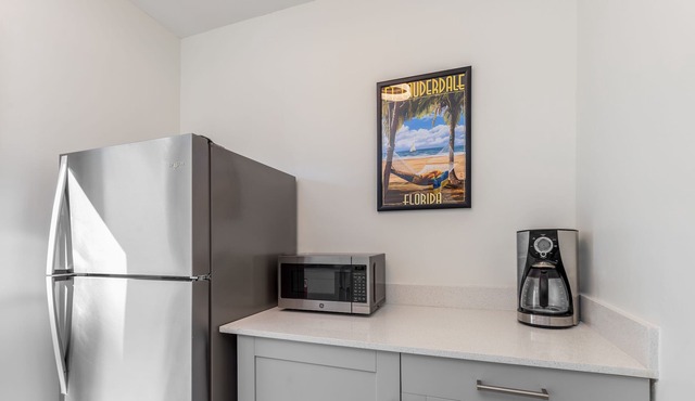 Modern & Updated Suite. Walk to Las Olas!