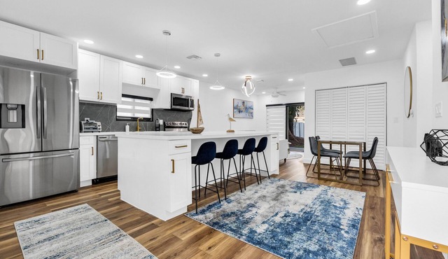 Modern Updated Home - Pet Friendly - 15 min or less to airport/beach/downtown
