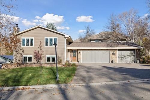 Modern Upper Unit, Hot Tub, Medicine Lake