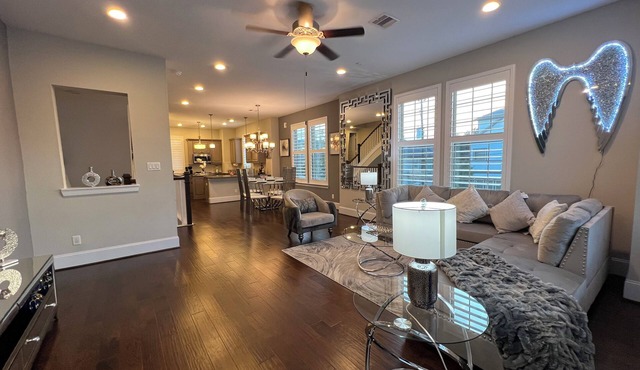 Modern Upscale 3-bedroom house in Houston energy corridor