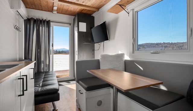 Modern & Upscale Tiny Home, Great Spot near Stowe