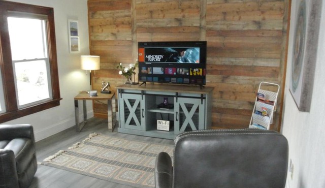 Modern Upstairs Vacation Apartment in Two Rivers, Near Lake Michigan