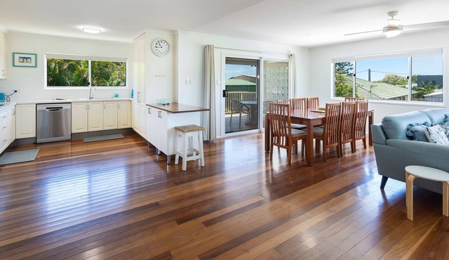 Modern Urangan Beach House Close To Beach