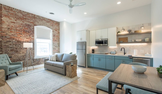 Modern urban flat sleeps 4. Quiet and walkable close to restaurants and bars.