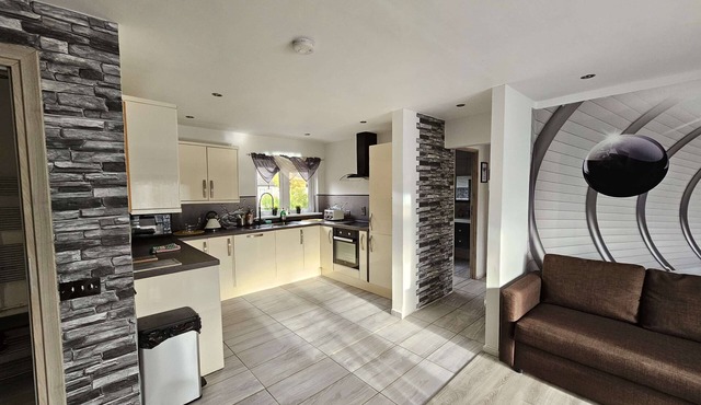 Modern Urban Haven: Stylish Getaway