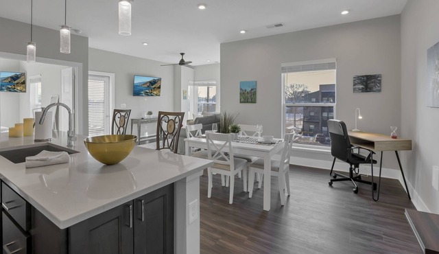 Modern urban oasis/2 bedrooms/free parking/balcony