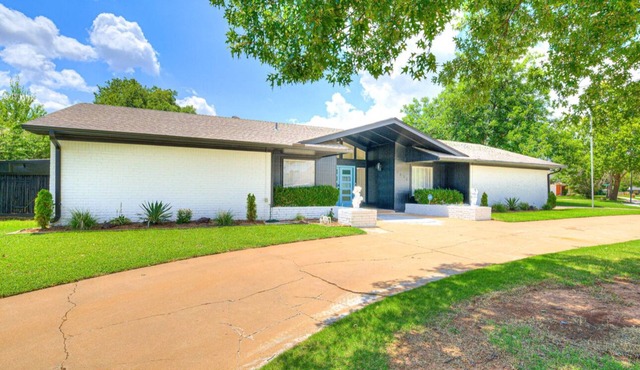 Modern Urban Retreat With Hot Tub. Close to major popular restaurants. n