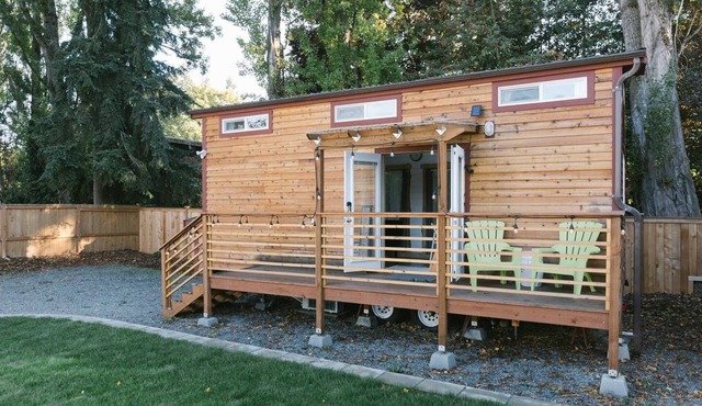 Modern Urban Tiny House w/2BR near Airport and Transportation-Private Setting