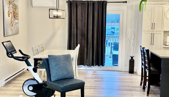 Modern Vac Home, Private Hot Tub, Close to Airport