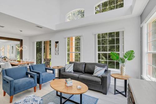 Modern Vacation Home Minutes Away From The Parks