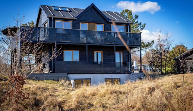 Modern vacation home: sea view, 4 bedrooms, 2 bathrooms, beach 100 m, terrace